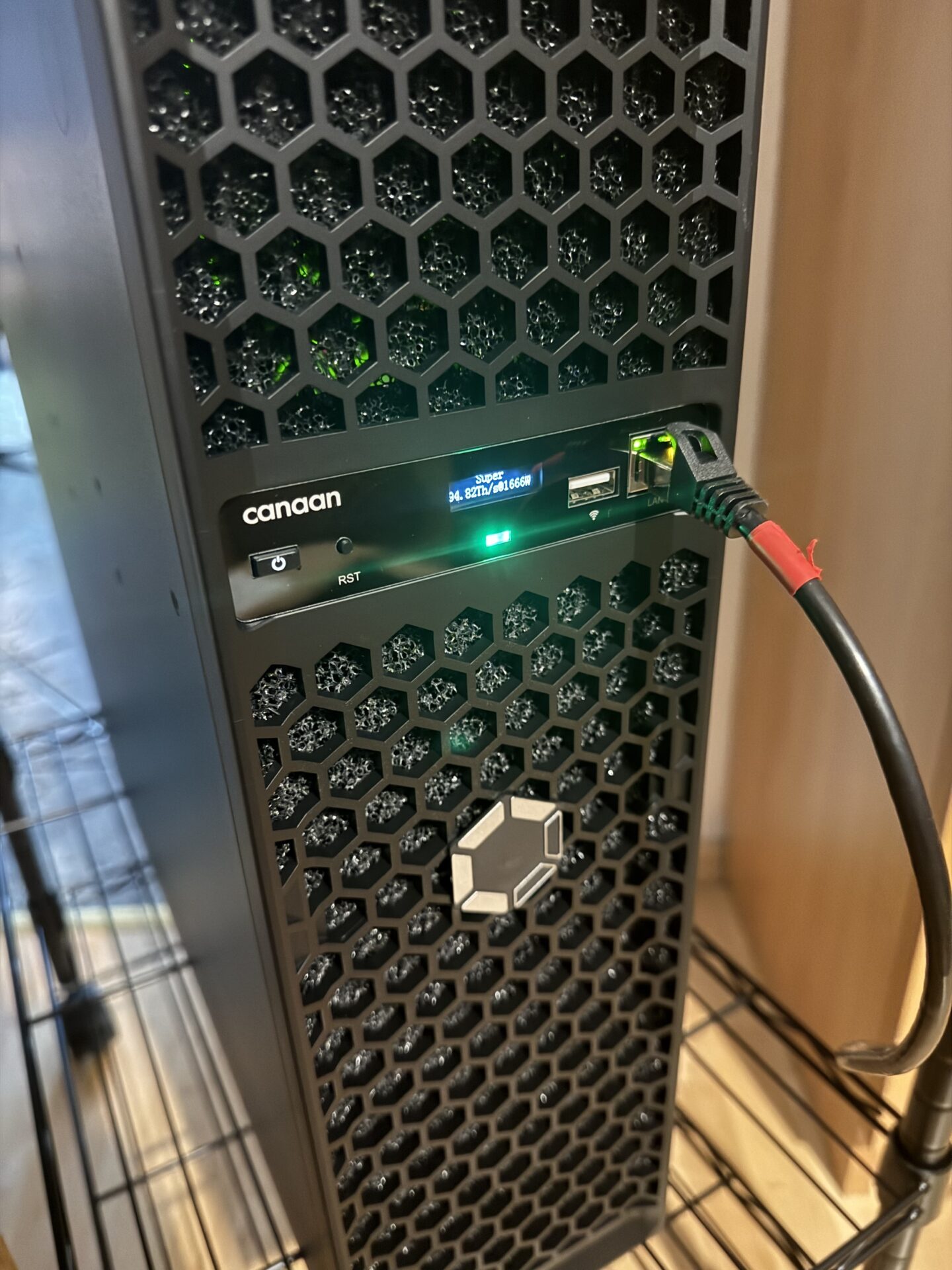 Klicken um das Foto im Vollbildmodus anzuzeigen Canaan Avalon Q Home Bitcoin ASIC-Miner 90 TH/s photo review